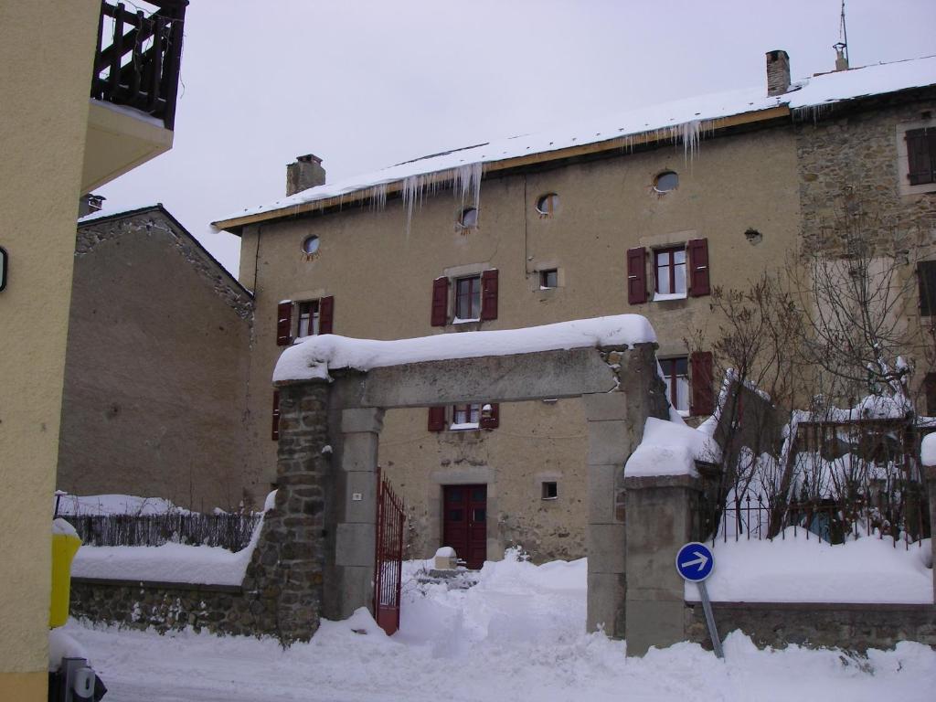 La CabanasseLa Maison Bleue的前面有雪的老建筑