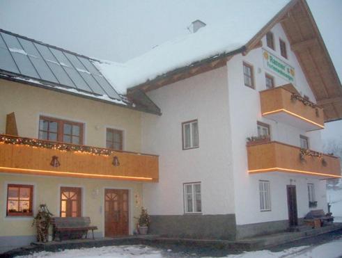 黑马戈尔Ranner's Ferienwohnung的一座白色的大建筑,在雪中设有阳台