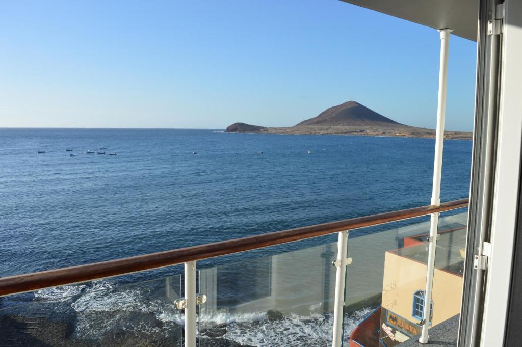 厄尔梅达诺艾迪费斯奥奇卡公寓的游船上可欣赏到海景