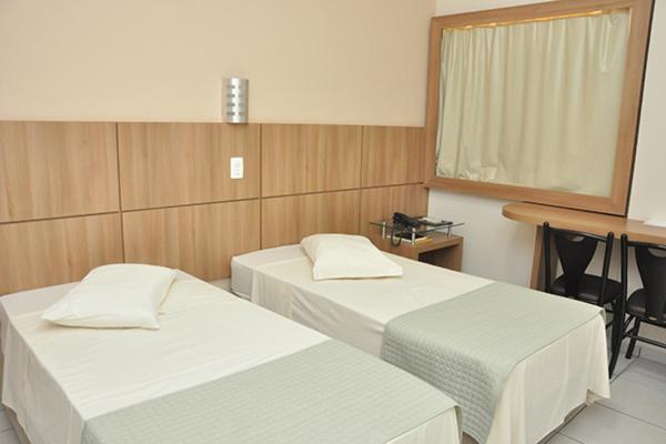 托莱多托莱多梅斯特罗行政酒店的客房设有两张床、一张桌子和一张书桌。