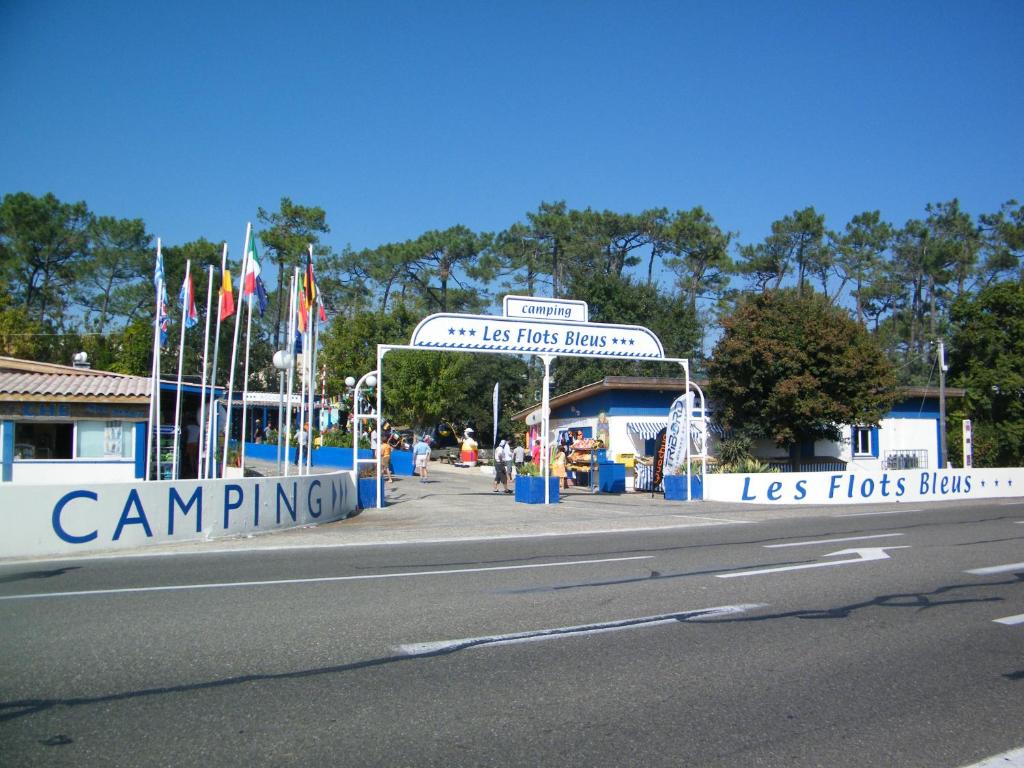 派拉索梅Camping de la Dune "Les Flots Bleus"的路旁露营的标志