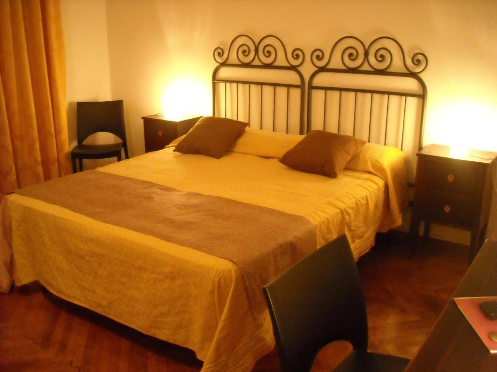 梅斯特圣塞文洛威尼斯B&B酒店的一间卧室配有一张带黄色毯子的大床