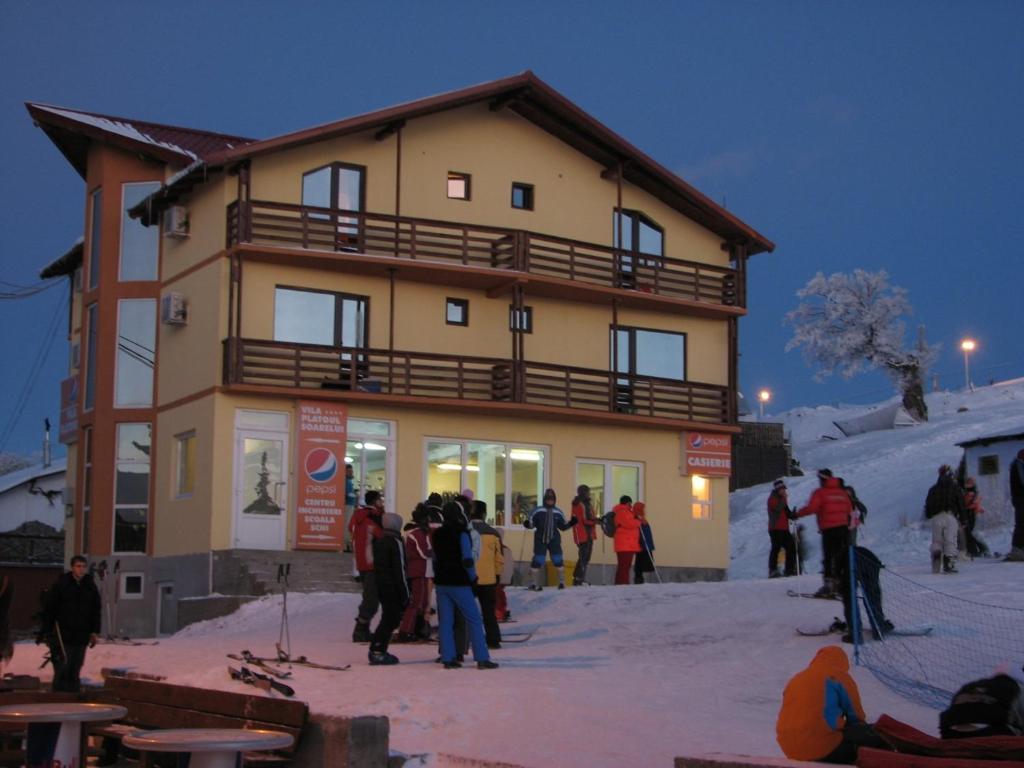 斯特拉扎维拉巴托索瓦雷酒店的一群站在滑雪小屋外的人