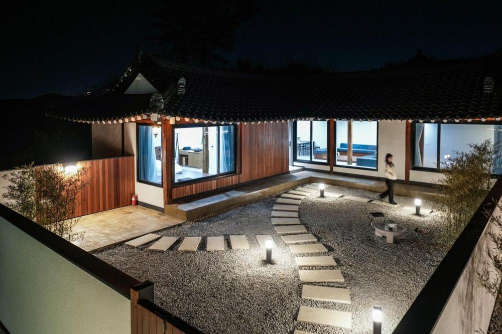 江陵市Gangneung Jeodong Hanok Pension newly built的晚在砾石庭院上放蜡烛的房子