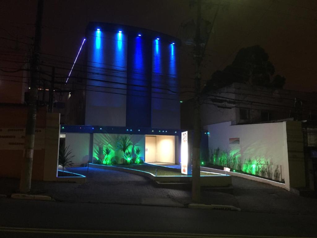 圣保罗席帕斯汽车旅馆（仅限成人）的一座晚上有蓝色灯光的建筑