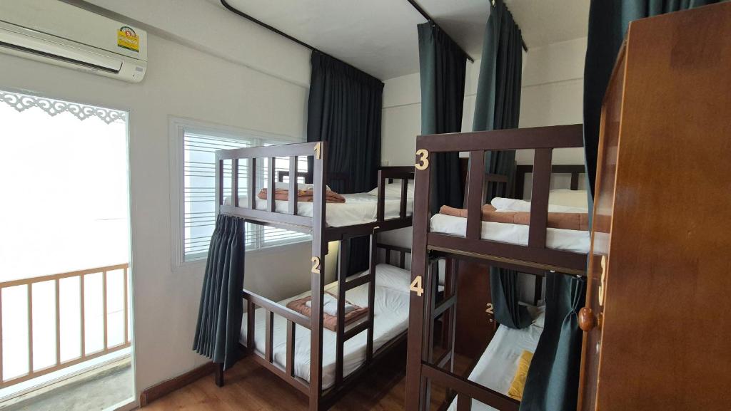 Les Fleurs Bangkok Hostel客房内的一张或多张床位