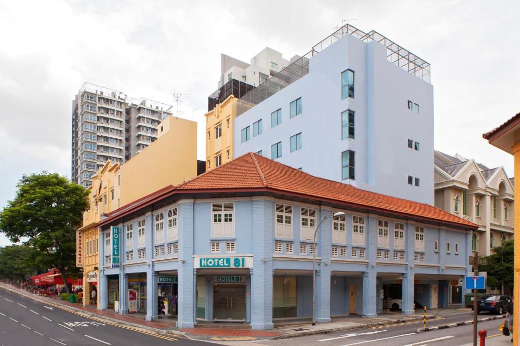 新加坡Hotel 81 Fuji的街道拐角处的建筑物