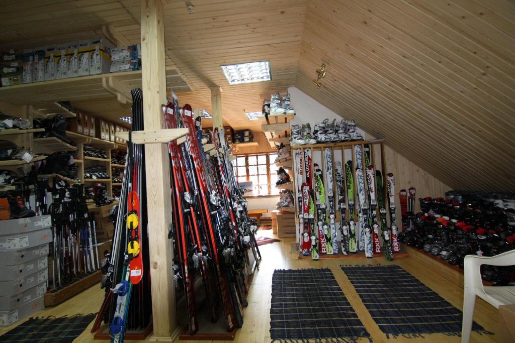 斯拉夫西克Blizzard的阁楼上的房间,有一堆滑雪板