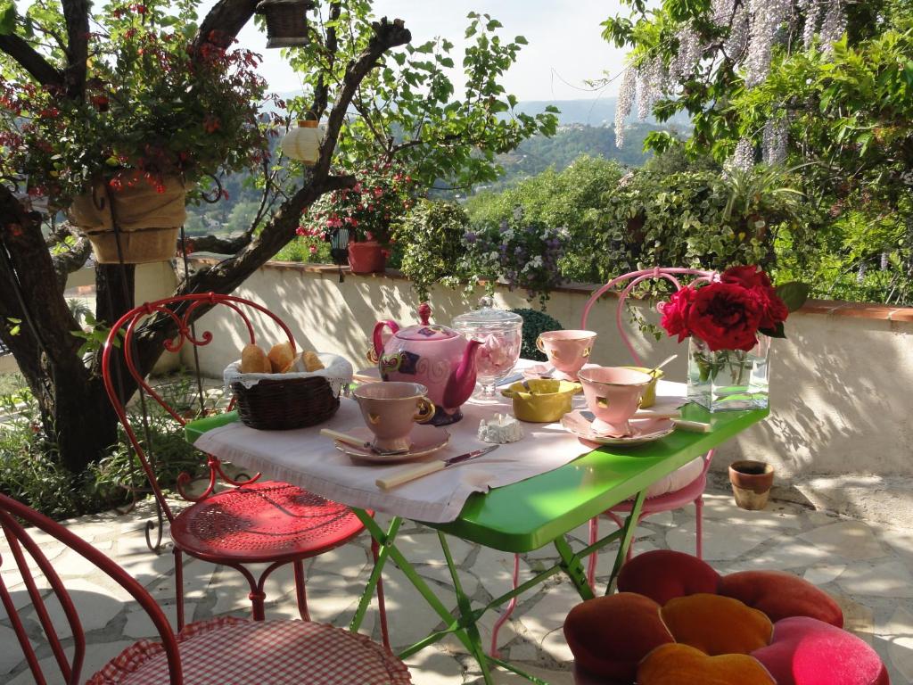 滨海卡涅格里马迪尼斯住宿加早餐旅馆的桌子上摆着椅子、杯子和鲜花