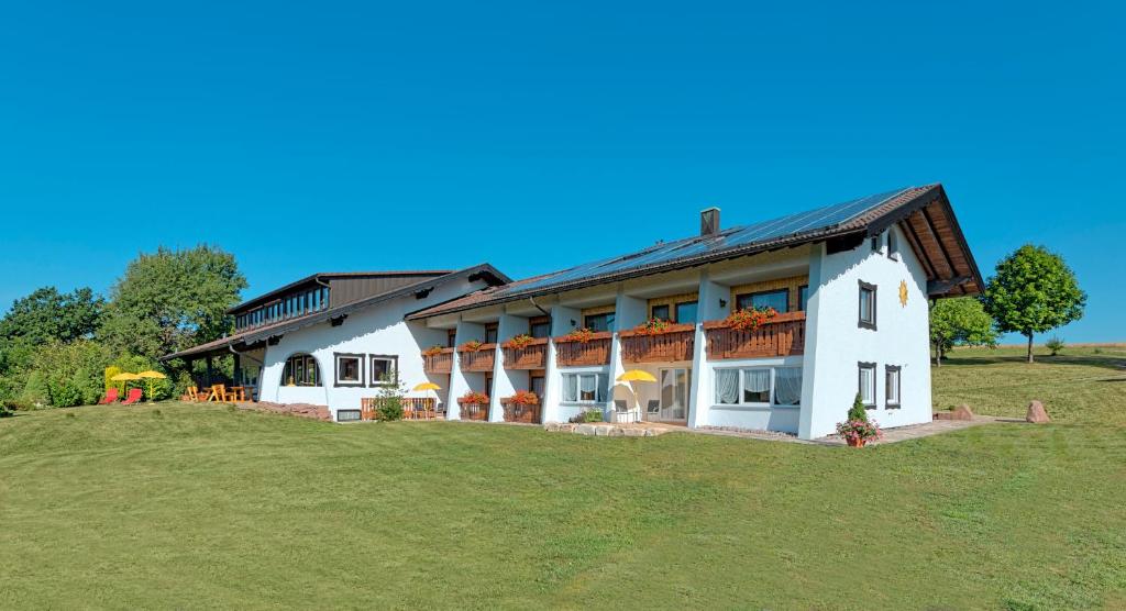 弗罗伊登施塔特兰得佳斯毫斯索尼酒店的一座大白色的草山上房子