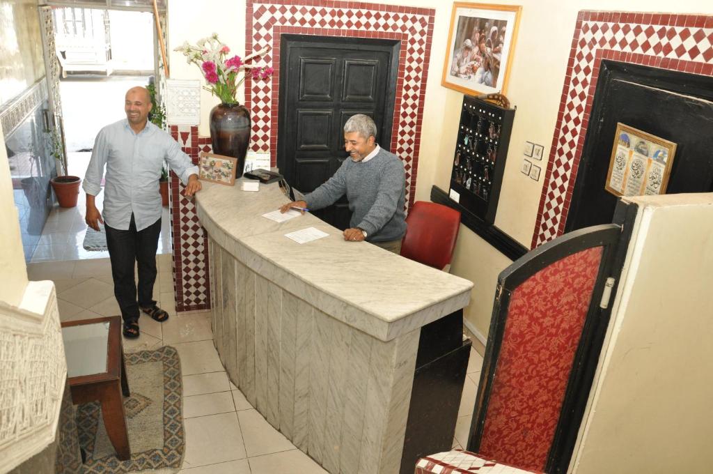 卡萨布兰卡博斯坦酒店的两个男人站在商店的柜台上