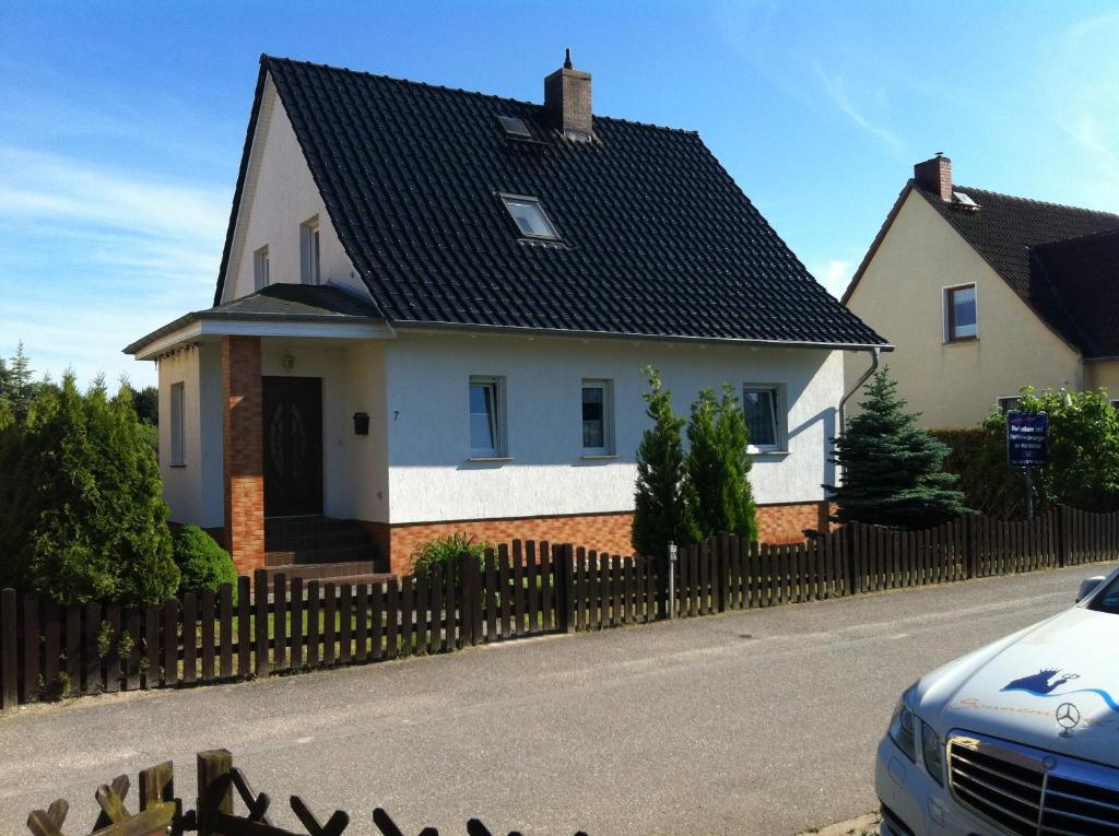 于克里茨Ferienhäuser Wede的黑色屋顶的白色房子
