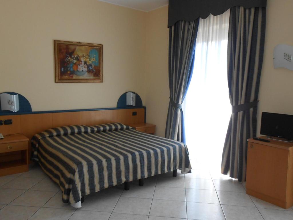 科斯特曼诺Albergo Villa Eva的一间卧室设有一张床和一个大窗户