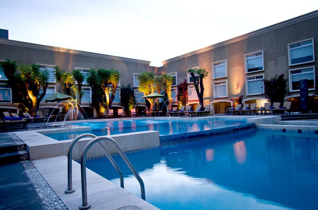 克雷塔罗卡美里那斯广场酒店的大楼前的大型游泳池