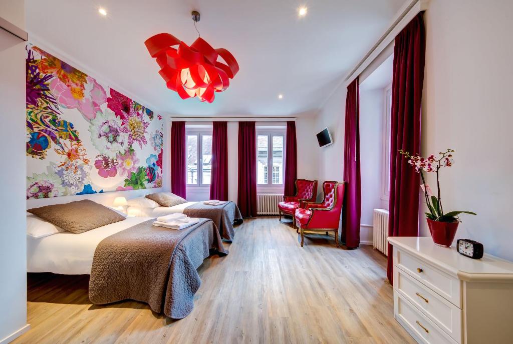 洛桑Hôtel du Raisin的一间卧室设有两张床,墙上挂着一幅画