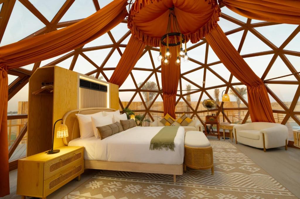 迪拜Al Marmoom Oasis Luxury Experiential Desert Domes的帐篷里有一张床的卧室