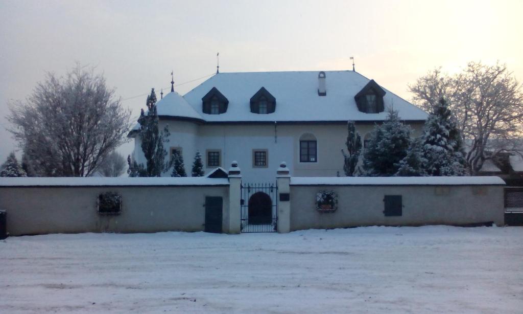 KotešováCastle Kaštieľ Kotešová的一座白色的大房子,有雪盖屋顶