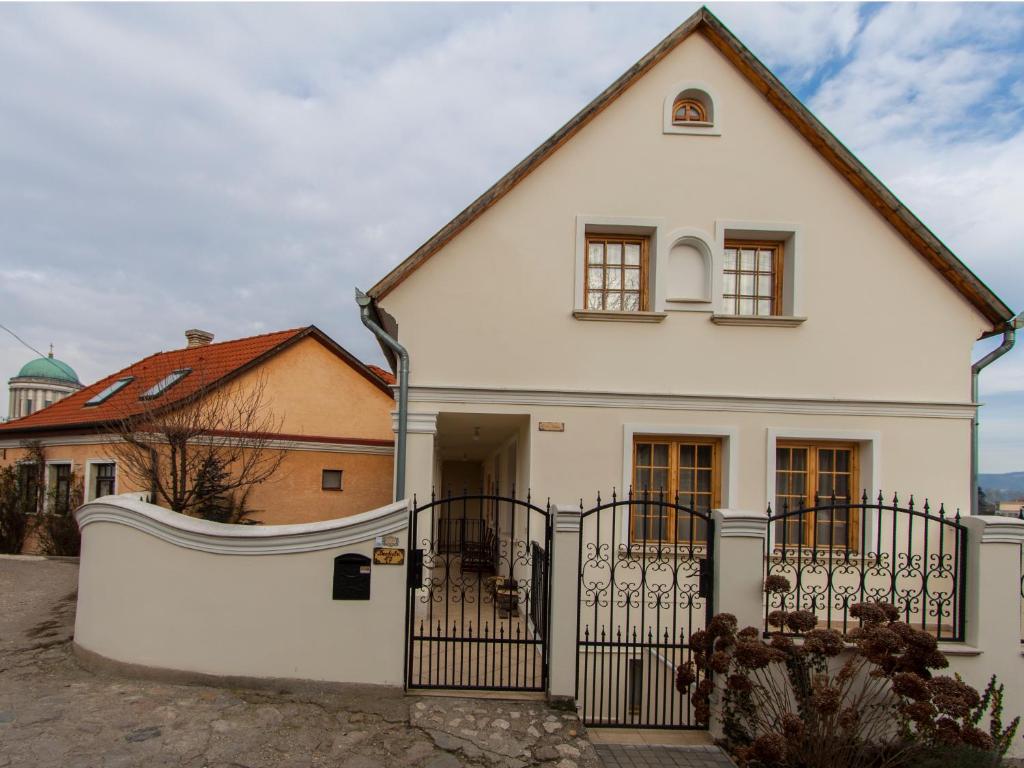 艾斯特根Amadeus Vendégház的白色的房子,有黑色的大门