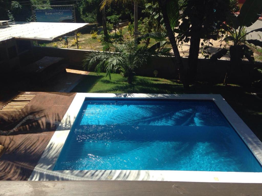 阿拉亚尔达茹达D'ajuda Flat的院子里的大型蓝色游泳池
