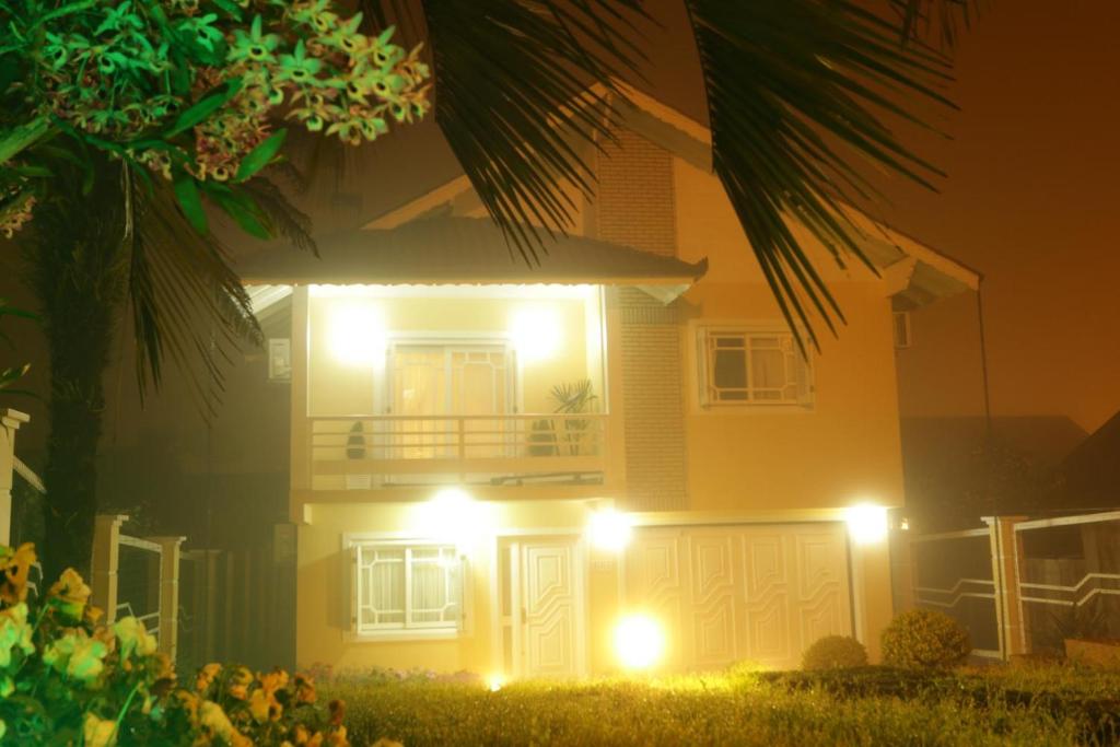 格拉玛多Casa da Fabi的夜晚在屋前有灯