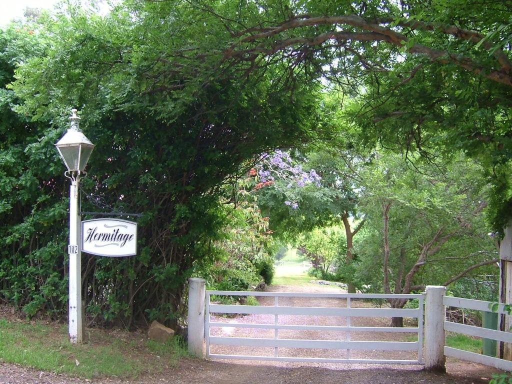 Kurrajong冬宫小屋住宿加早餐旅馆的门旁栅栏上的标志