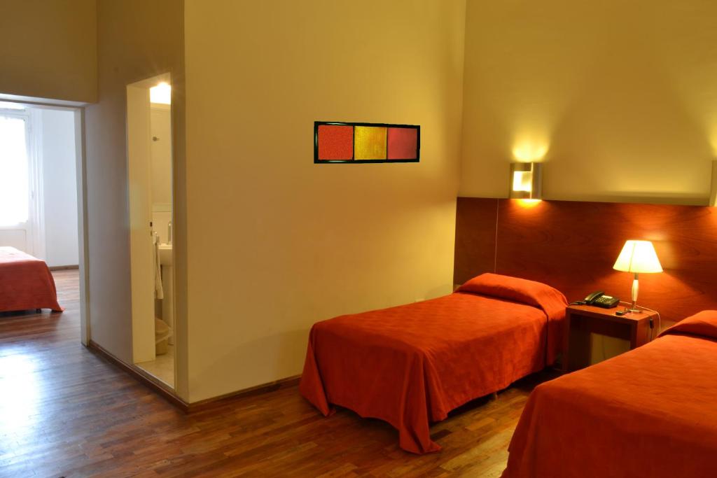 科尔多瓦阿根廷科尔多瓦维多利亚格兰酒店的酒店客房设有两张床和窗户。
