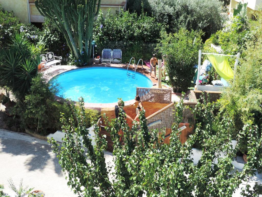 奥罗塞伊Villa Marina的花园中的一个游泳池