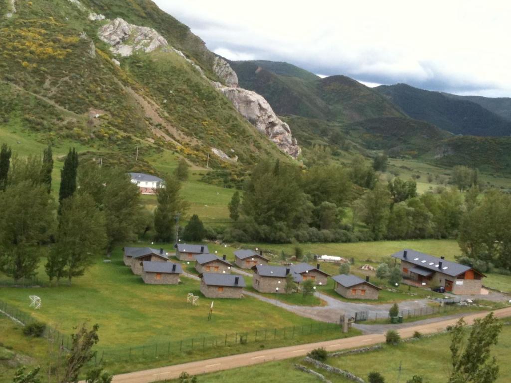 LuguerosCasa de Montaña Alto Curueño的山 ⁇ 的村庄