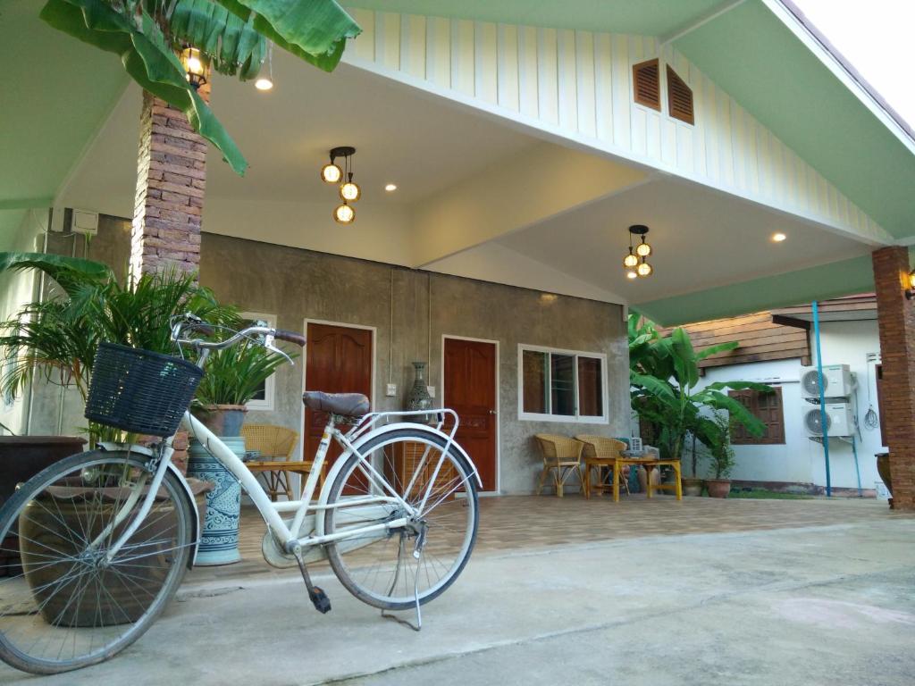 素可泰陶瓷街旅馆的停在房子前面的自行车