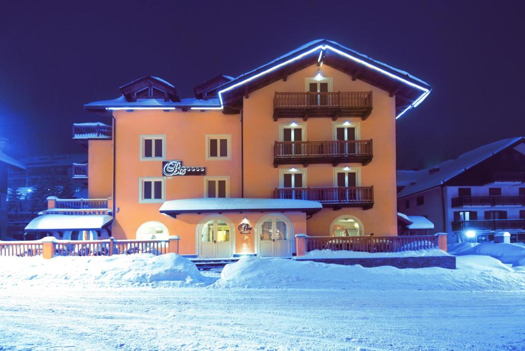 克拉维埃贝斯温泉酒店的一座大建筑物,在晚上下雪