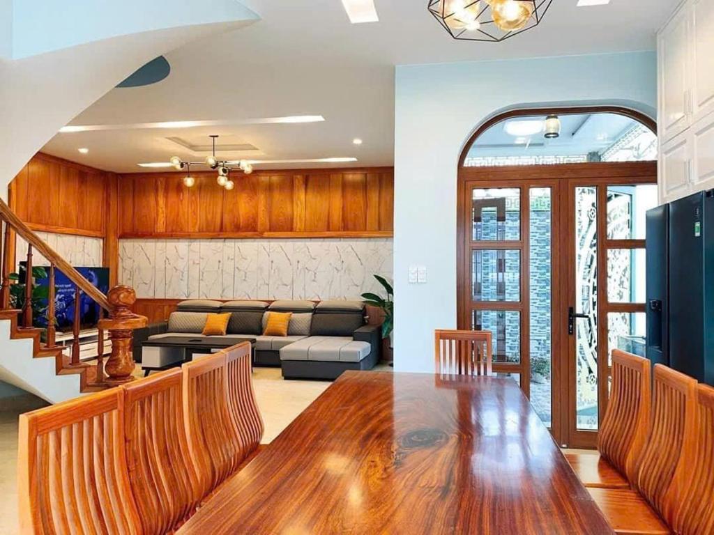 大叻NHỚ House IV的带桌子和沙发的客厅