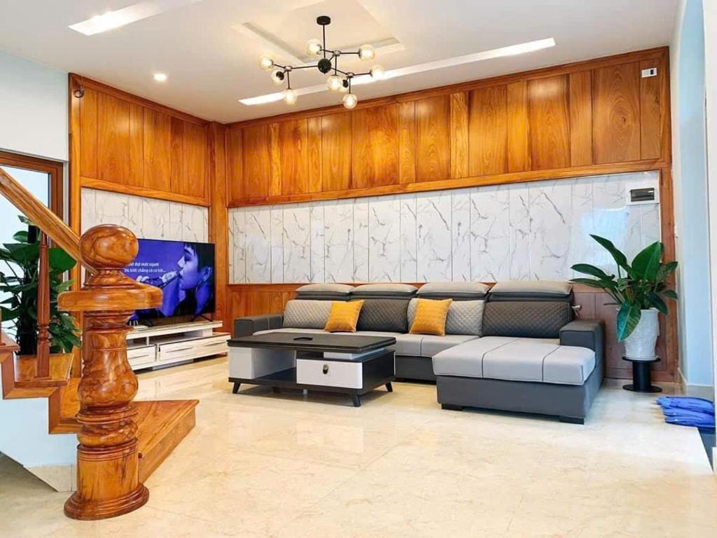 大叻NHỚ House IV的带沙发和电视的客厅