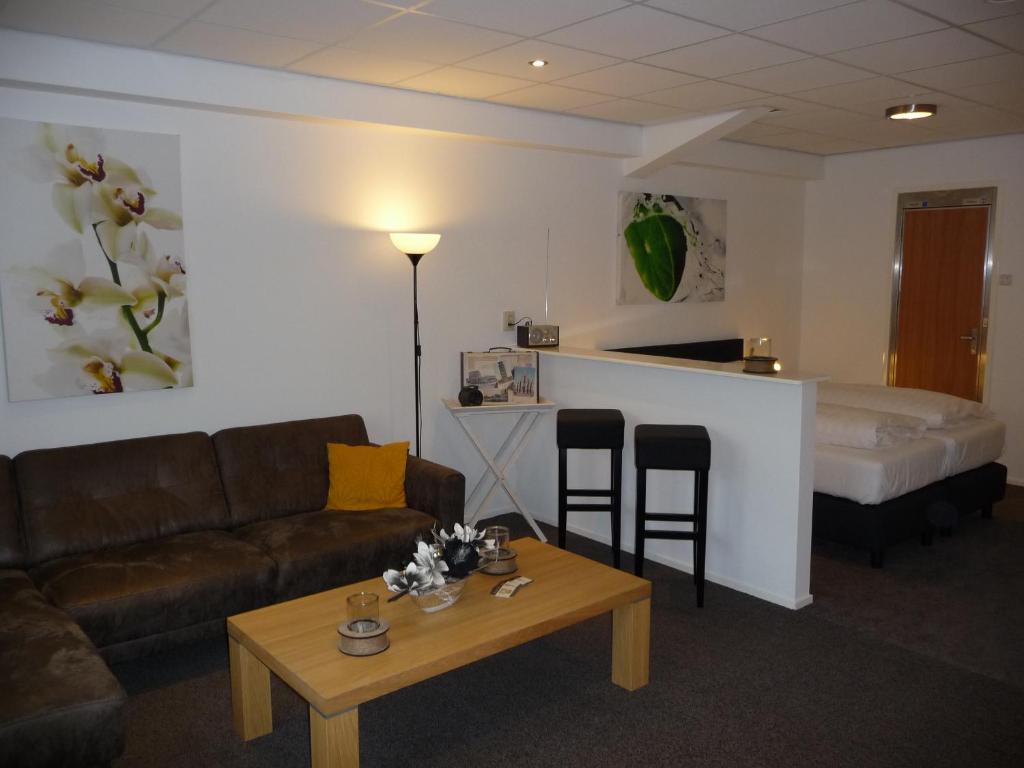 Hollandscheveld莫斯科新公寓的客厅配有沙发和桌子