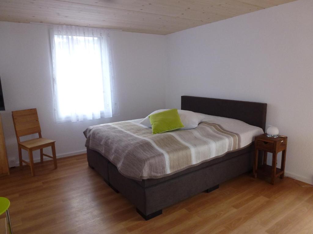 Goldach欢乐酒店的一间卧室配有一张带绿色枕头的床