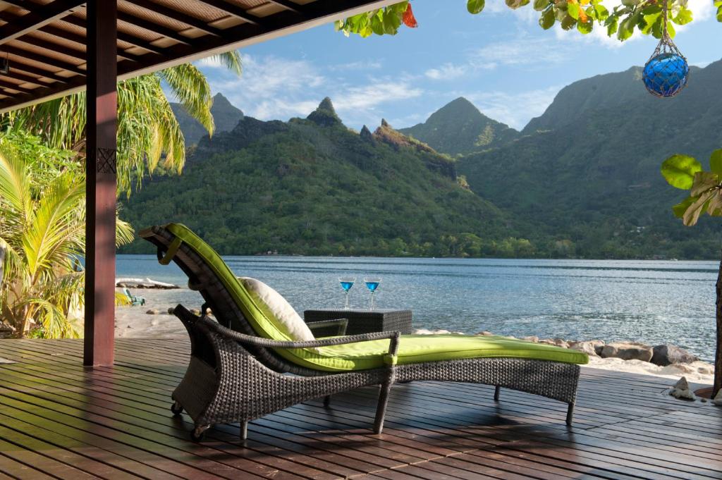 帕佩托艾Robinson's Cove Villas - Deluxe Wallis Villa的湖景甲板上的椅子