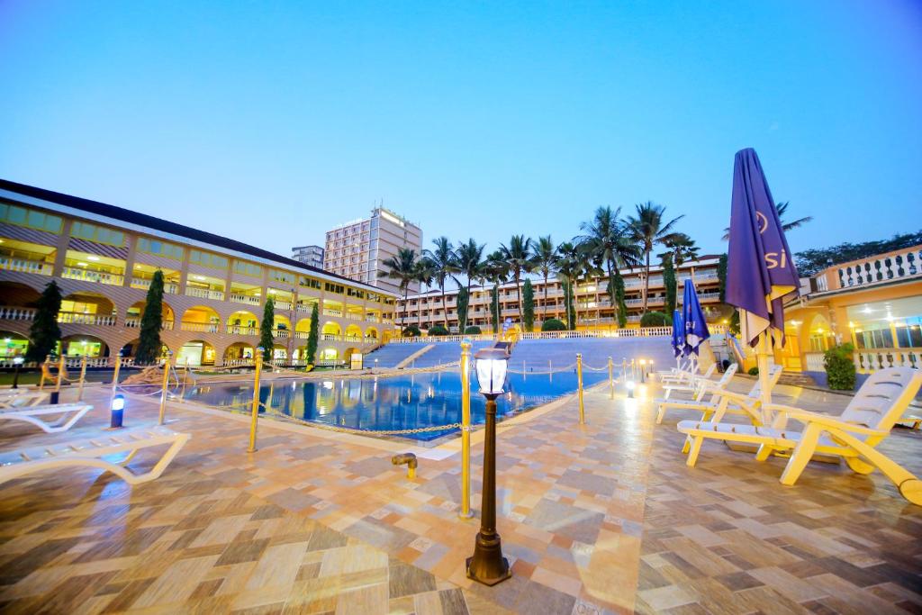 坎帕拉非洲酒店的一个带游泳池和椅子的度假胜地和一座建筑