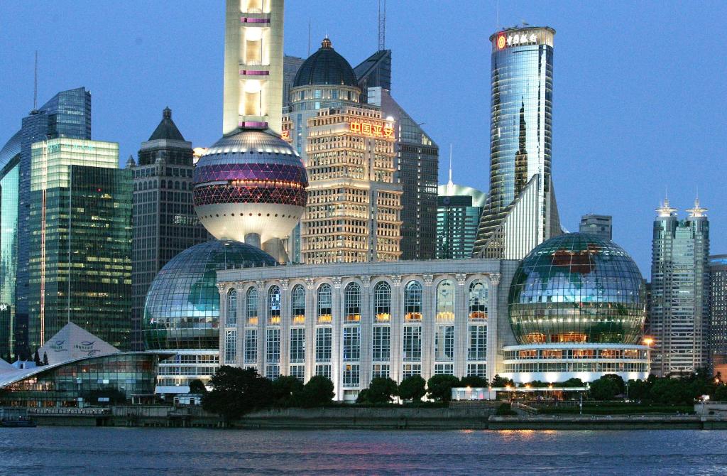 上海上海东方滨江大酒店（上海国际会议中心）的一座高楼城市前方的大建筑