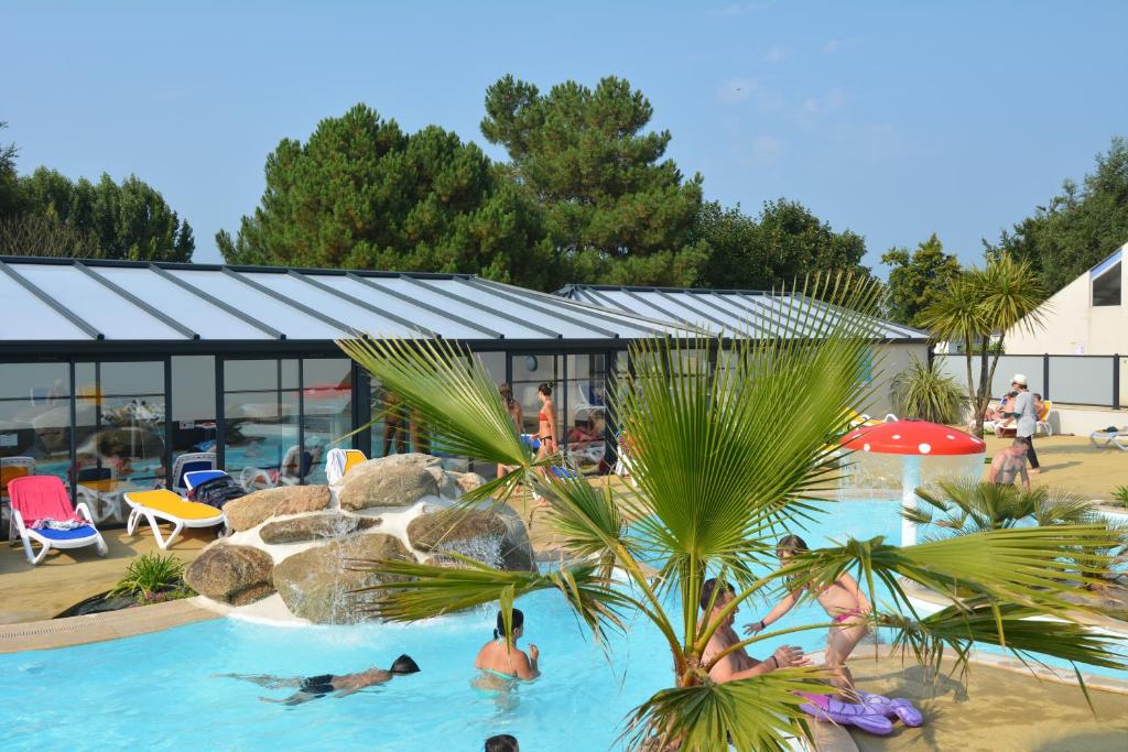 圣吕奈尔拉图埃斯宿营地酒店的一群人在度假村的游泳池里