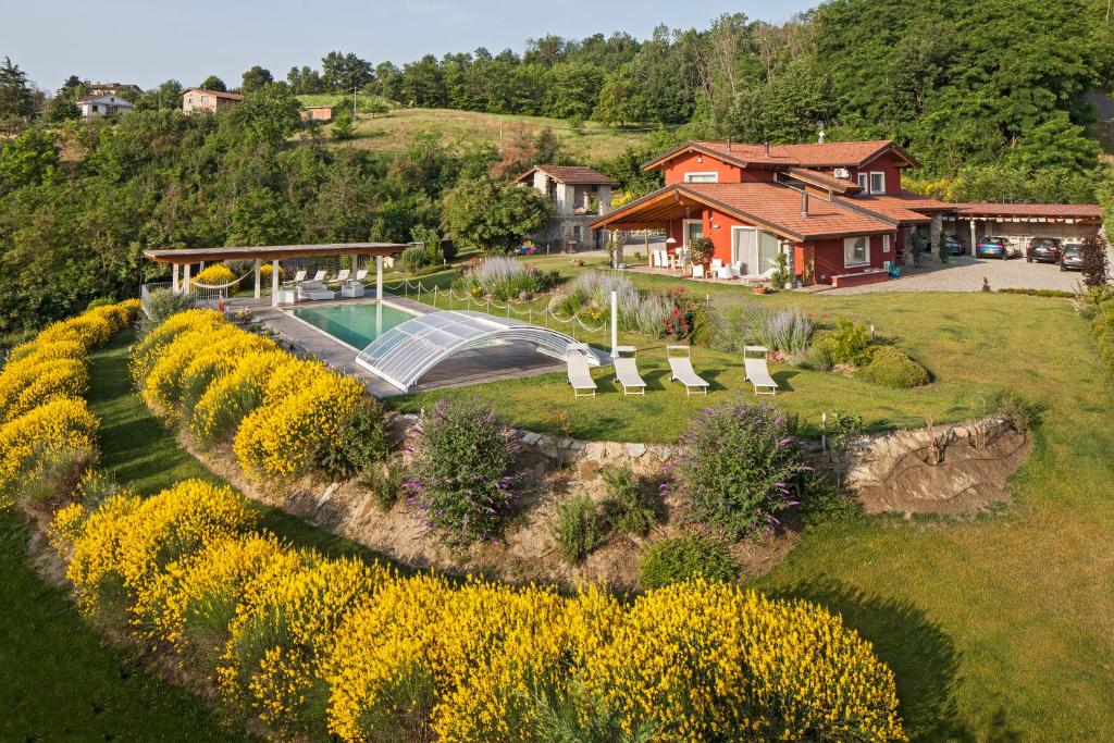 阿奎泰尔梅Il Sambuco Innamorato的享有花园的空中景致,设有游泳池和房屋