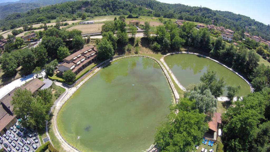 雷杰洛Laghi Della Tranquillita'的享有树木和建筑的湖泊的空中景致