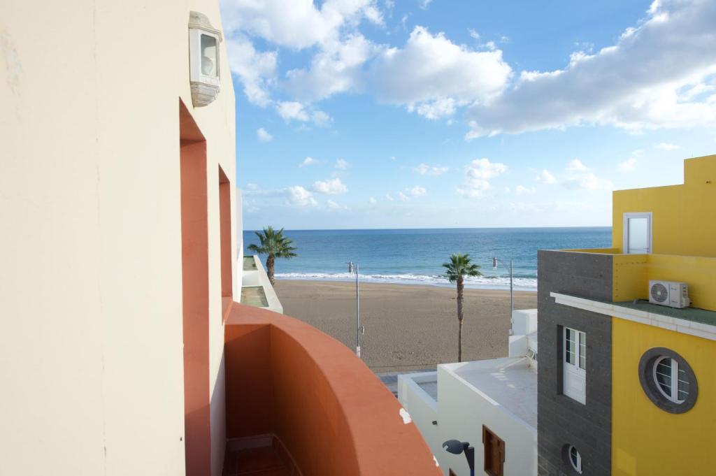 大塔拉哈尔Apartamento con ascensor en primera línea的从大楼的阳台上可欣赏到海滩景色