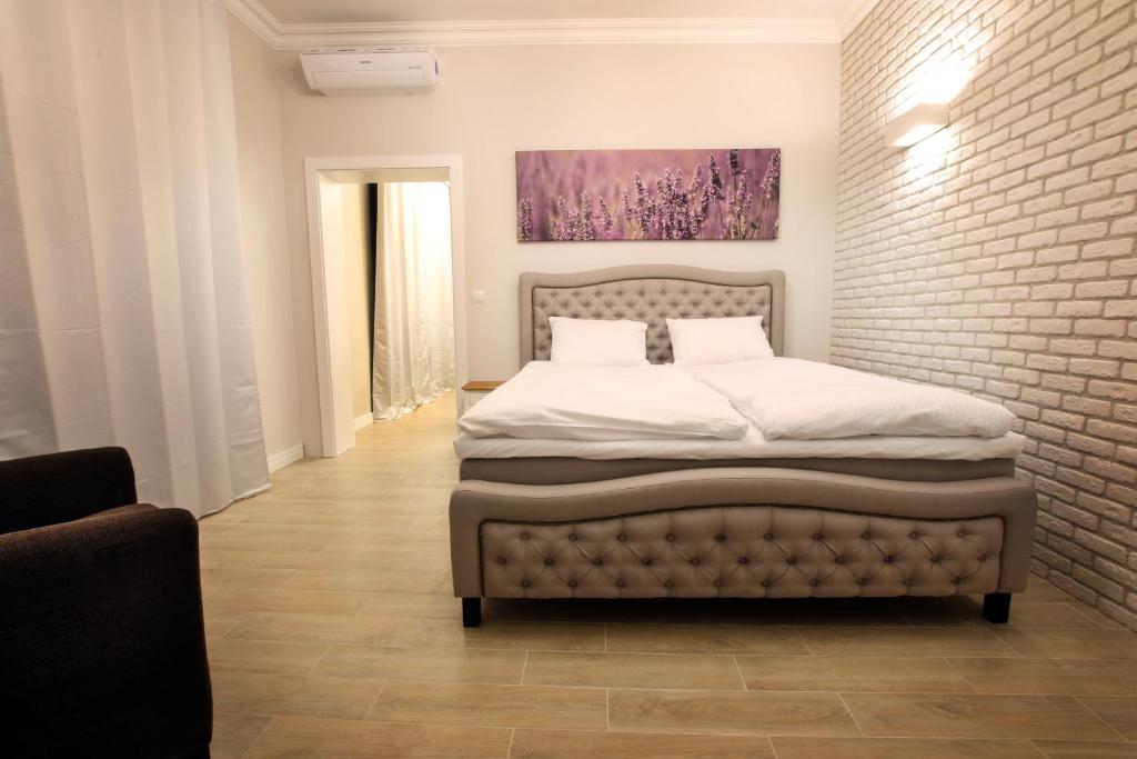 比得哥什Apartament Długa 50的一间卧室设有一张床和砖墙