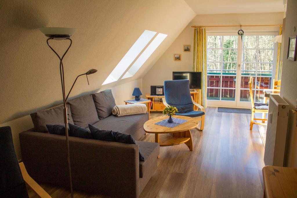 普雷罗Am Bernsteinweg的客厅配有沙发和桌子