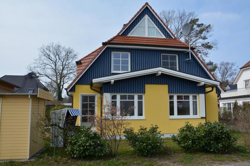 普雷罗Hagens Hus的黄色和蓝色的房子,