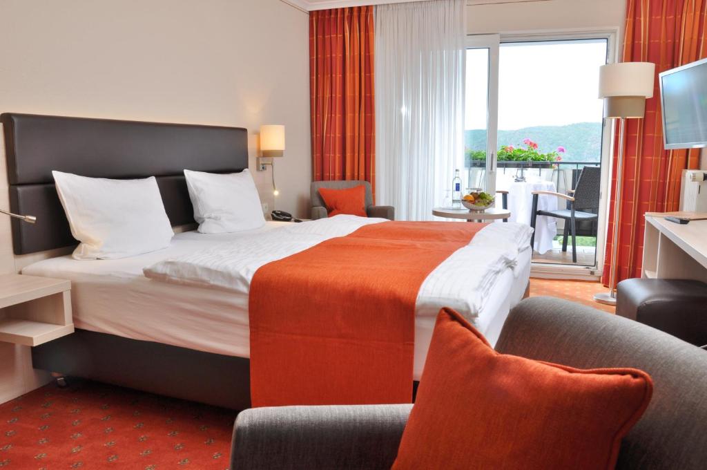 博帕德兰德卡斯福里特尔酒店的酒店客房设有一张床和一个阳台。