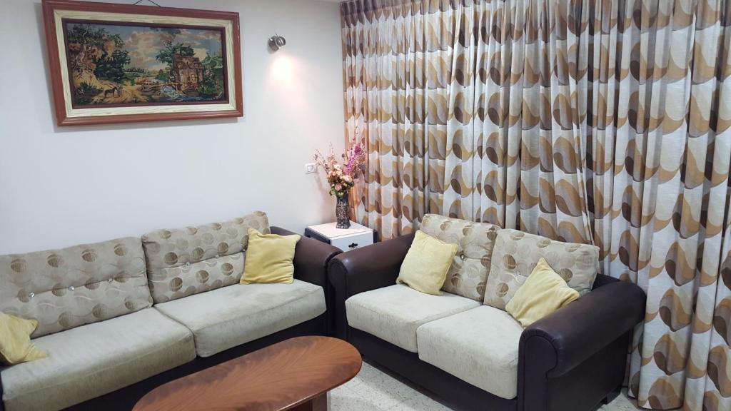 海法Zohar's Apartment的客厅配有两张沙发和一张桌子
