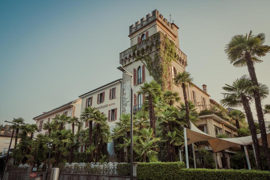 阿斯科纳卡斯特罗西施罗斯罗曼蒂克酒店的一座棕榈树建筑