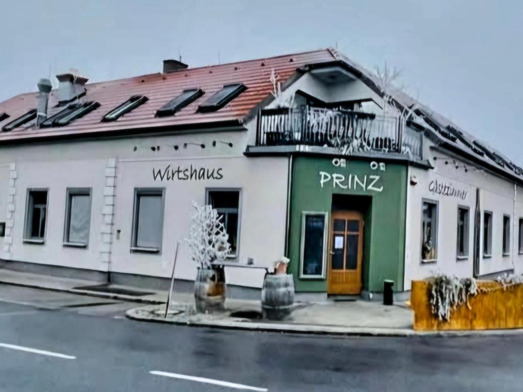HöfleinGasthof Prinz的街角的一栋建筑