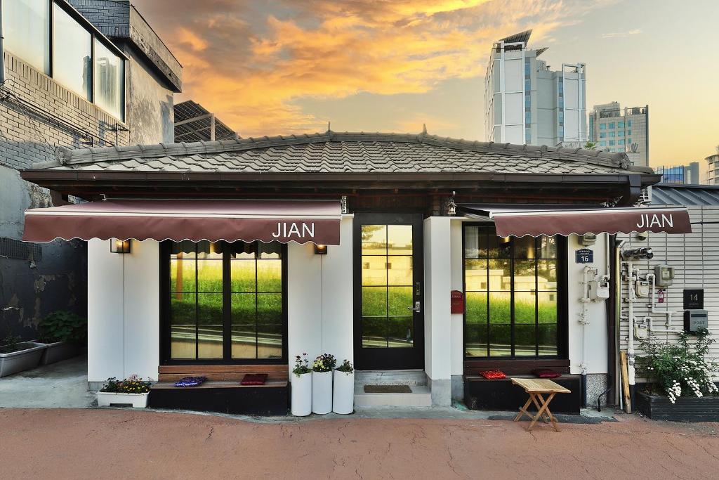 首尔Jian Hanok的带有读取果酱标志的建筑