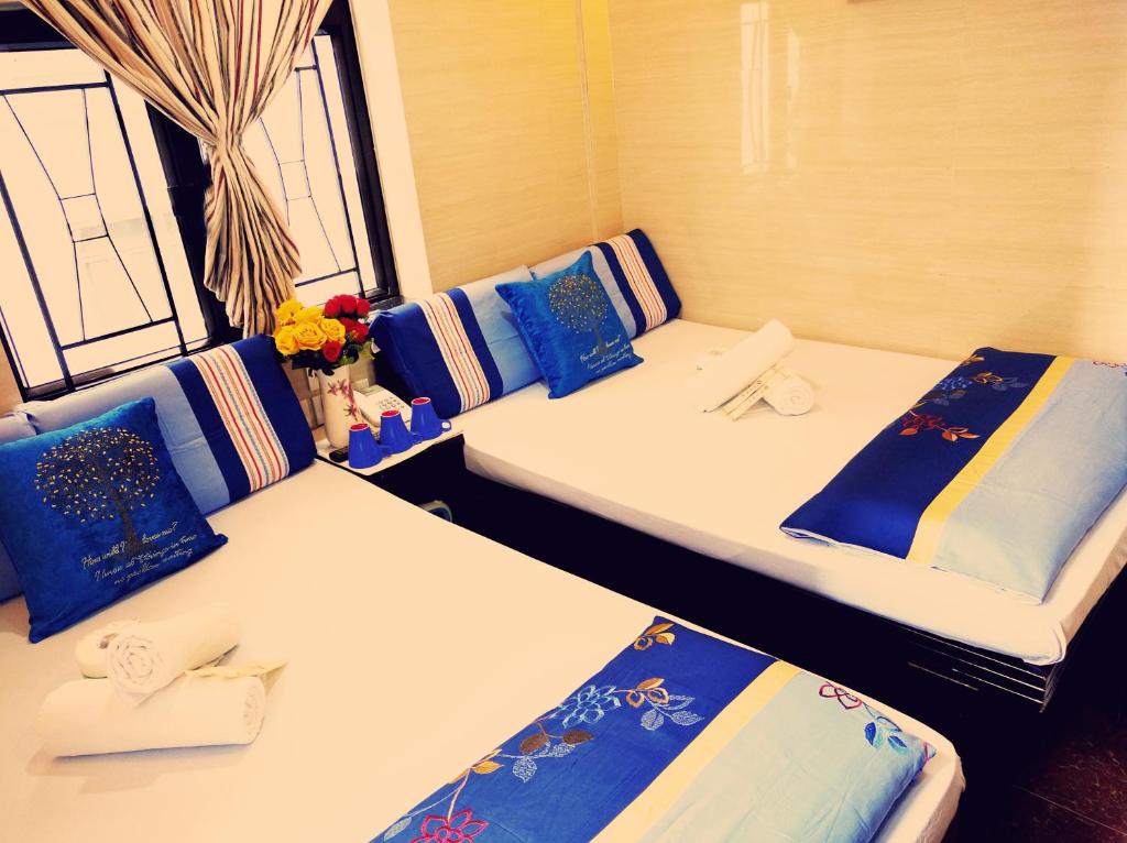 香港Germany Hostel Block D的蓝色和白色的客房内的两张床